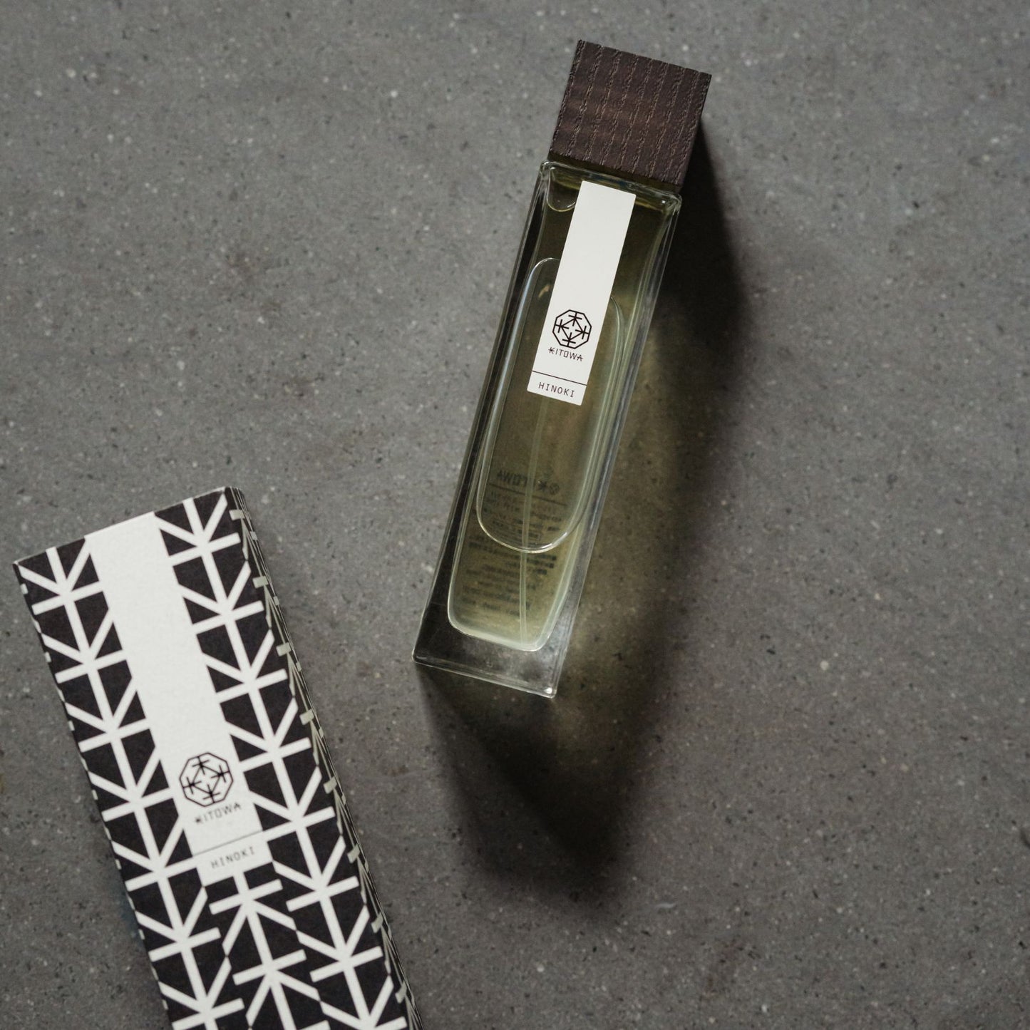 Japansk Hinoki rum-spray på et gråt bord