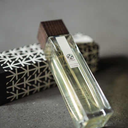 Japansk Hinoki rum-spray på et gråt bord