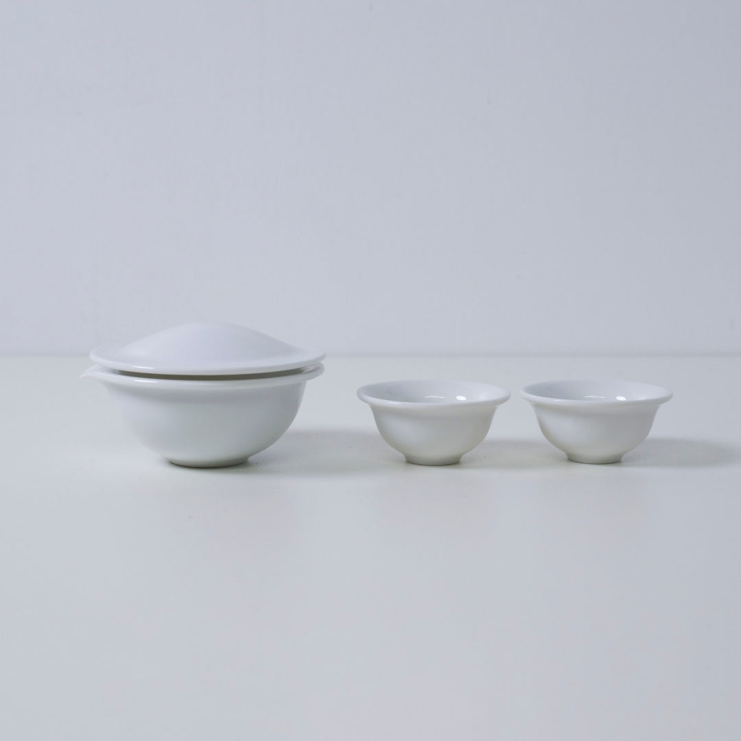 Hvid japansk Hōhin tesæt til to – minimalistisk porcelænsteapot med japanske tekopper