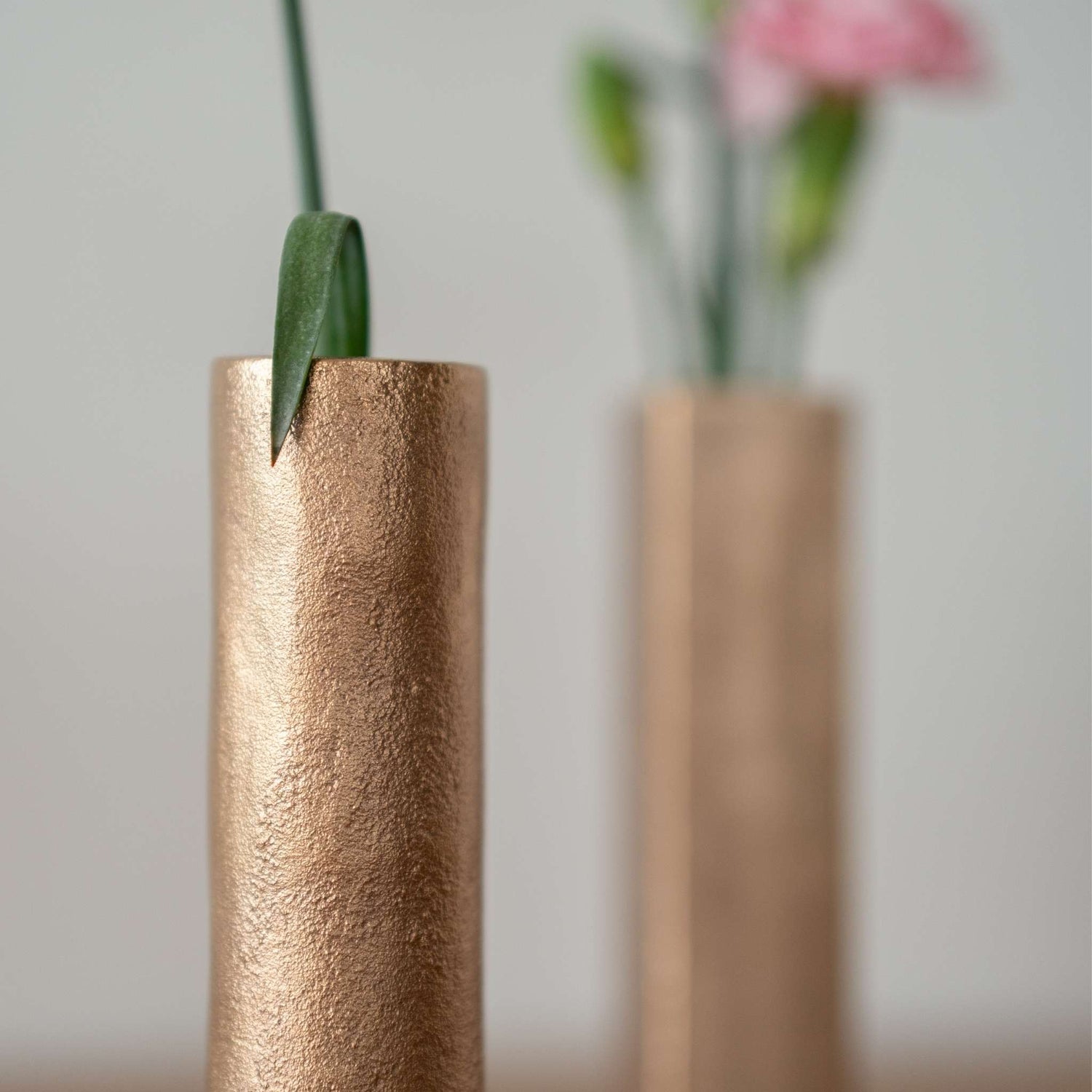 Japansk Ikebana-vase "Kobberbusk" | Elegant metalvase til japansk blomsterarrangement