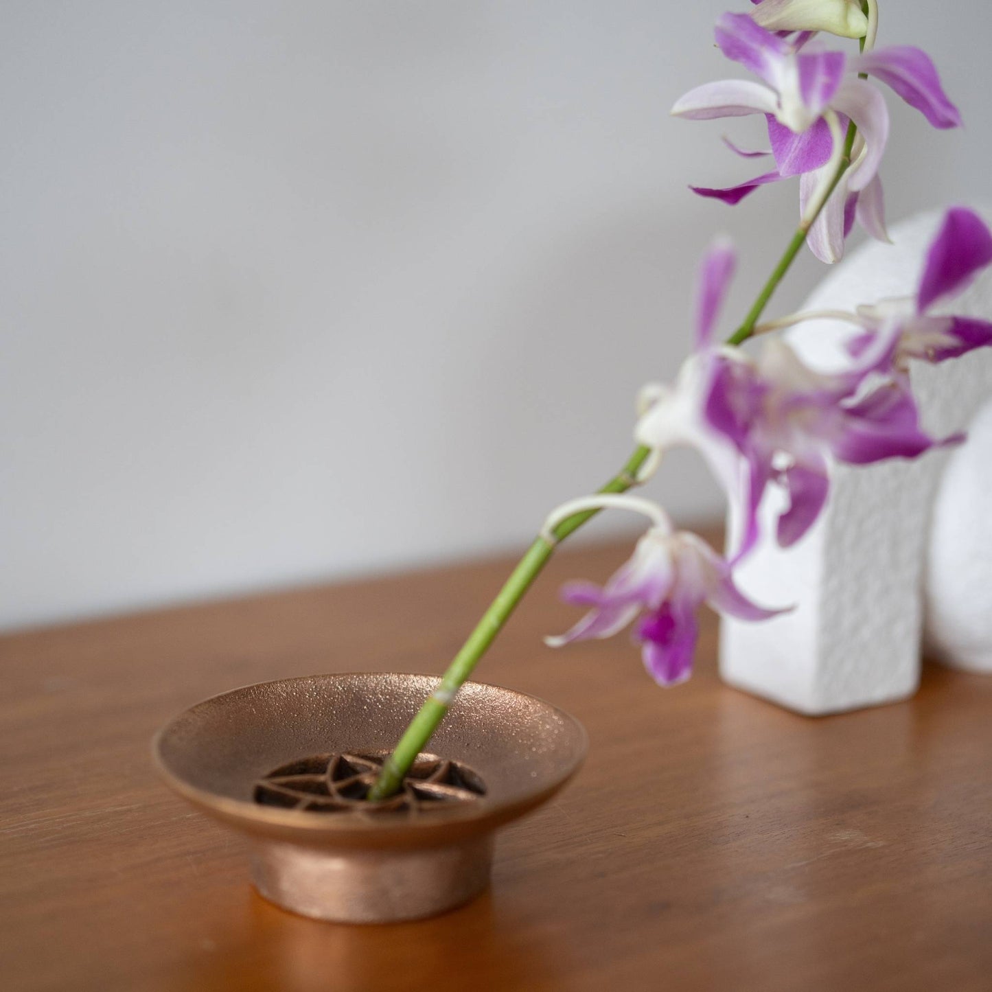 Japansk Ikebana-vase "Blomsterhave" med pindløs Kenzan | Bronze blomsterfrosk til japanske vaser