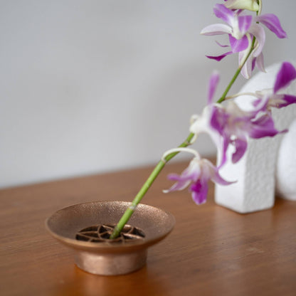Japansk Ikebana-vase "Blomsterhave" med pindløs Kenzan | Bronze blomsterfrosk til japanske vaser