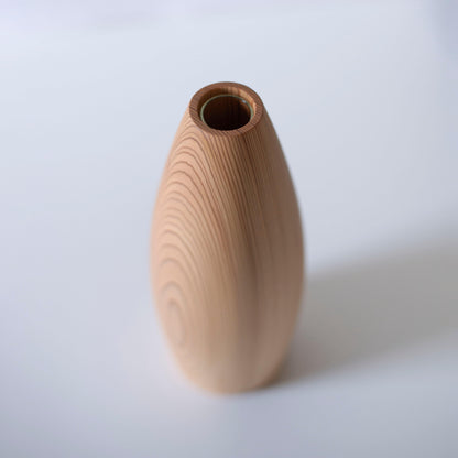 Japansk cedertræs vase på et hvidt bord