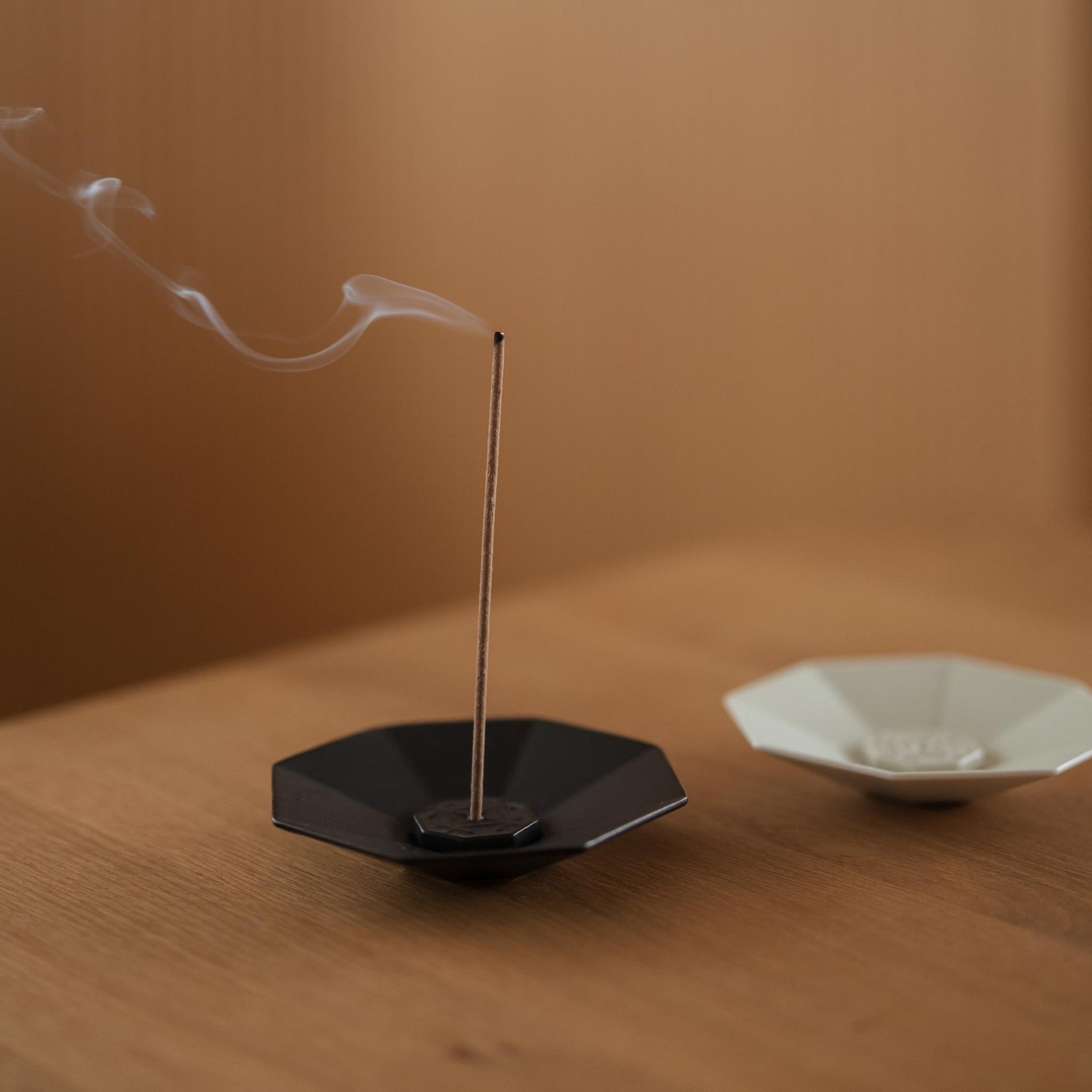 Japanse wierookhouder – porseleinen zwart-wit set voor rustige zenruimte en gebruik met geurkaarsen