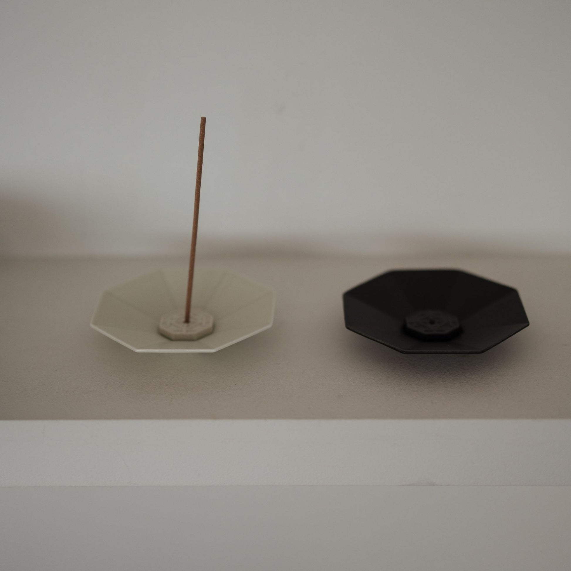 "Japans wierookplateau achthoekig – minimalistisch Arita porselein voor Japanse geurkaarsdecoratie"