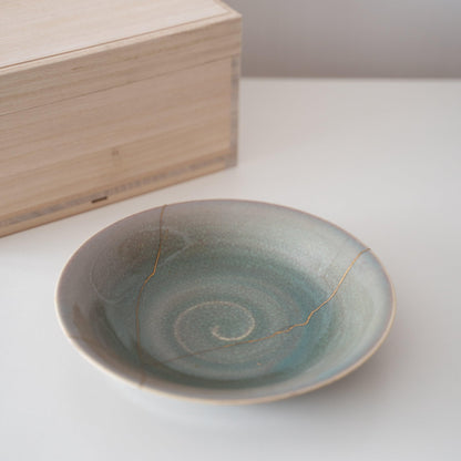 Gavesæt med en sartgrøn skål repareret med Kintsugi, en traditionel japansk teknik, og en paulownia-trææske.