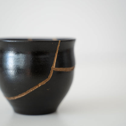 Japansk sakekop repareret med Kintsugi, en traditionel japansk teknik, med sort lak 