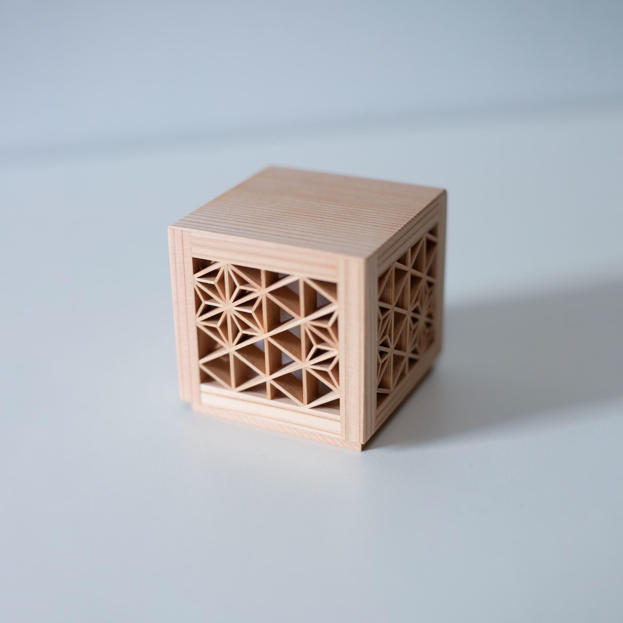 "Une mini lampe Kumiko japonaise « Asanoha » sur une table blanche"