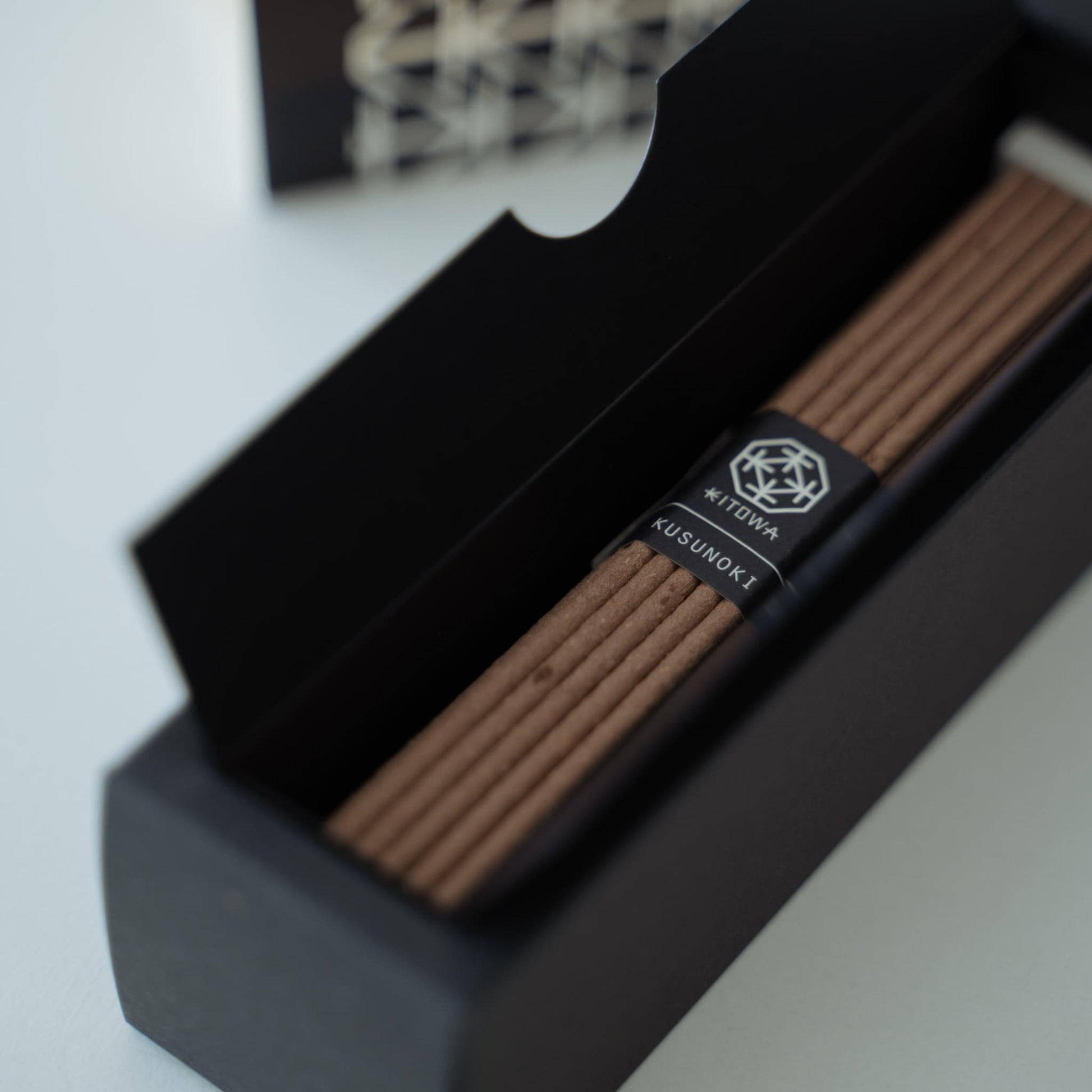 Ein Bündel Räucherstäbchen aus Kusunoki-Holz, perfekt zur Entspannung.