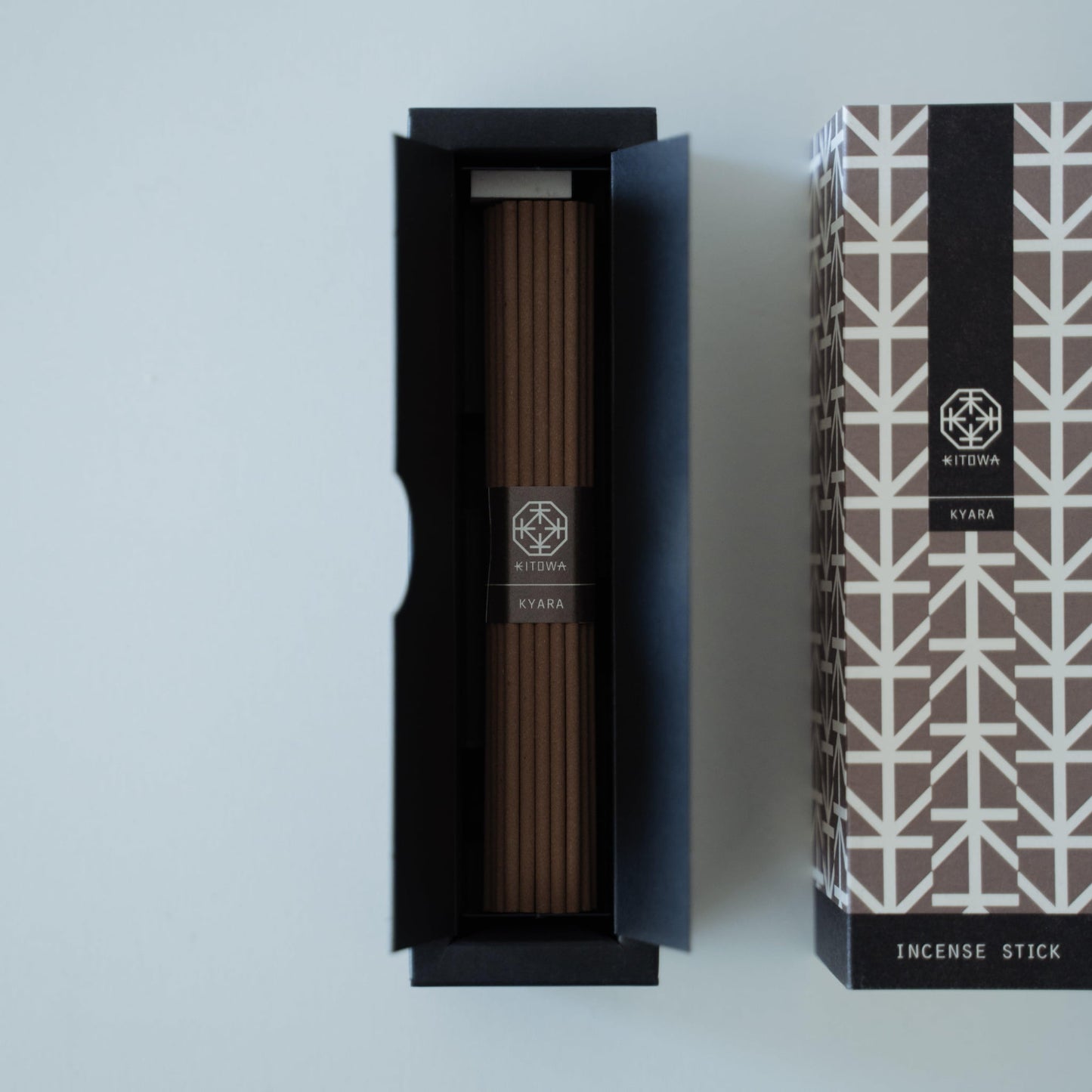pakke med duftende Hinoki-træ røgelsespinde i et minimalistisk design.