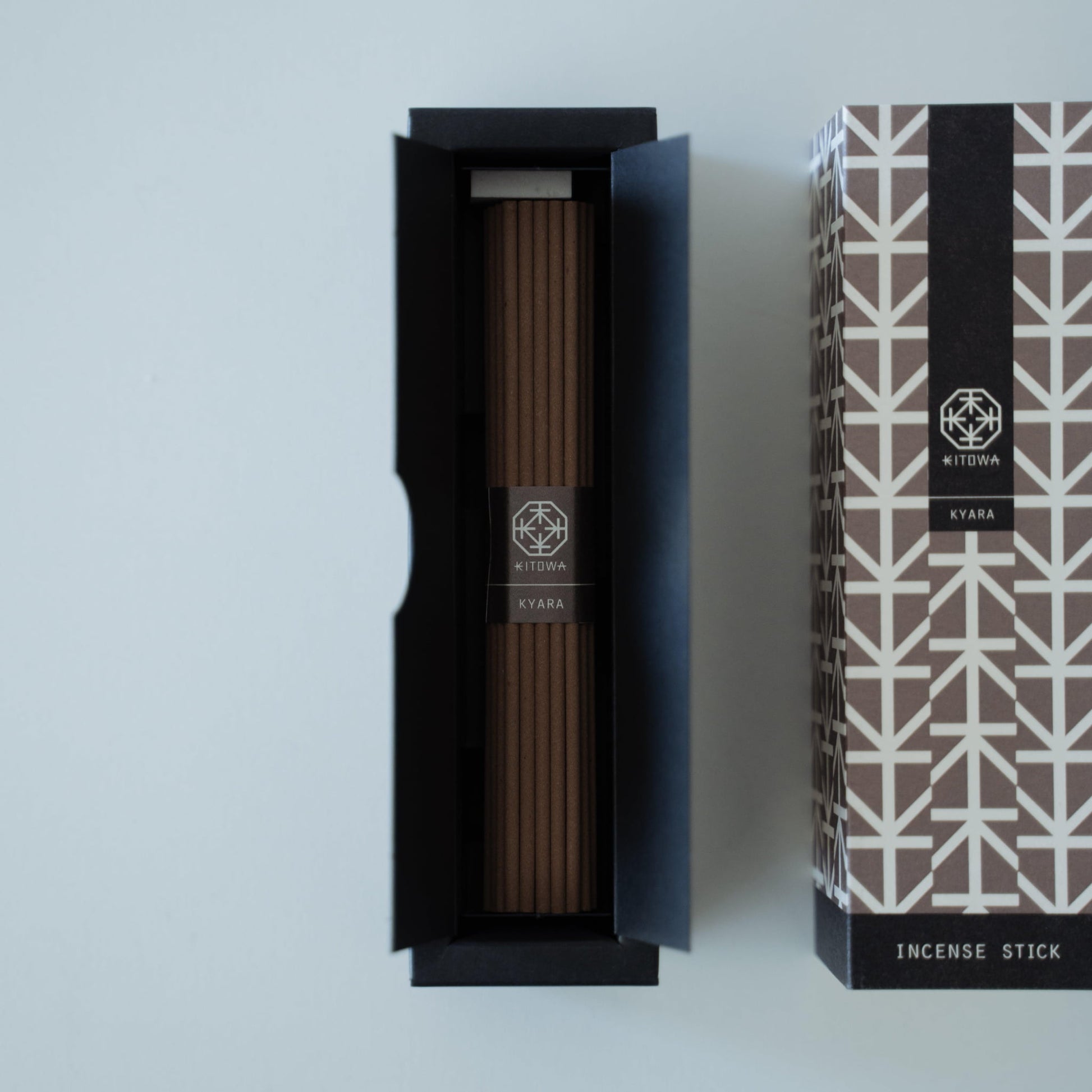 pakke med duftende Hinoki-træ røgelsespinde i et minimalistisk design.