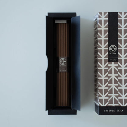 pakke med duftende Hinoki-træ røgelsespinde i et minimalistisk design.