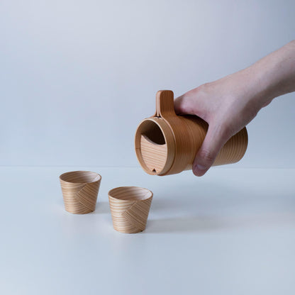 Japansk "Magewappa" sake-sæt i brug: 2 kopper & flaske (Akita-cedertræ)