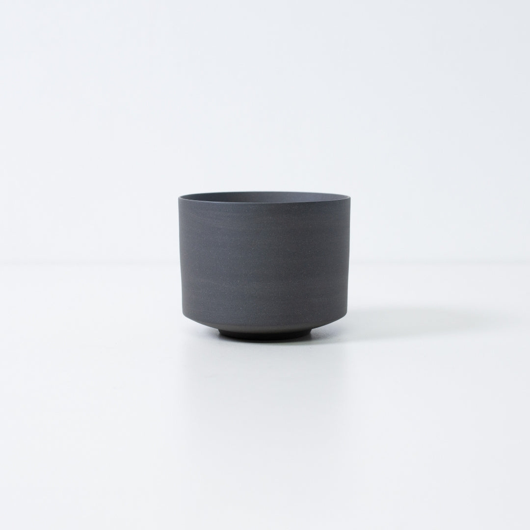 Bol à matcha japonais noir, chawan en grès Banko fait main en argile riche en fer pour un thé vert vif.