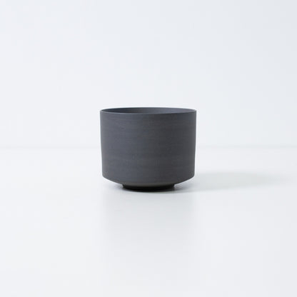 Bol à matcha japonais noir, chawan en grès Banko fait main en argile riche en fer pour un thé vert vif.
