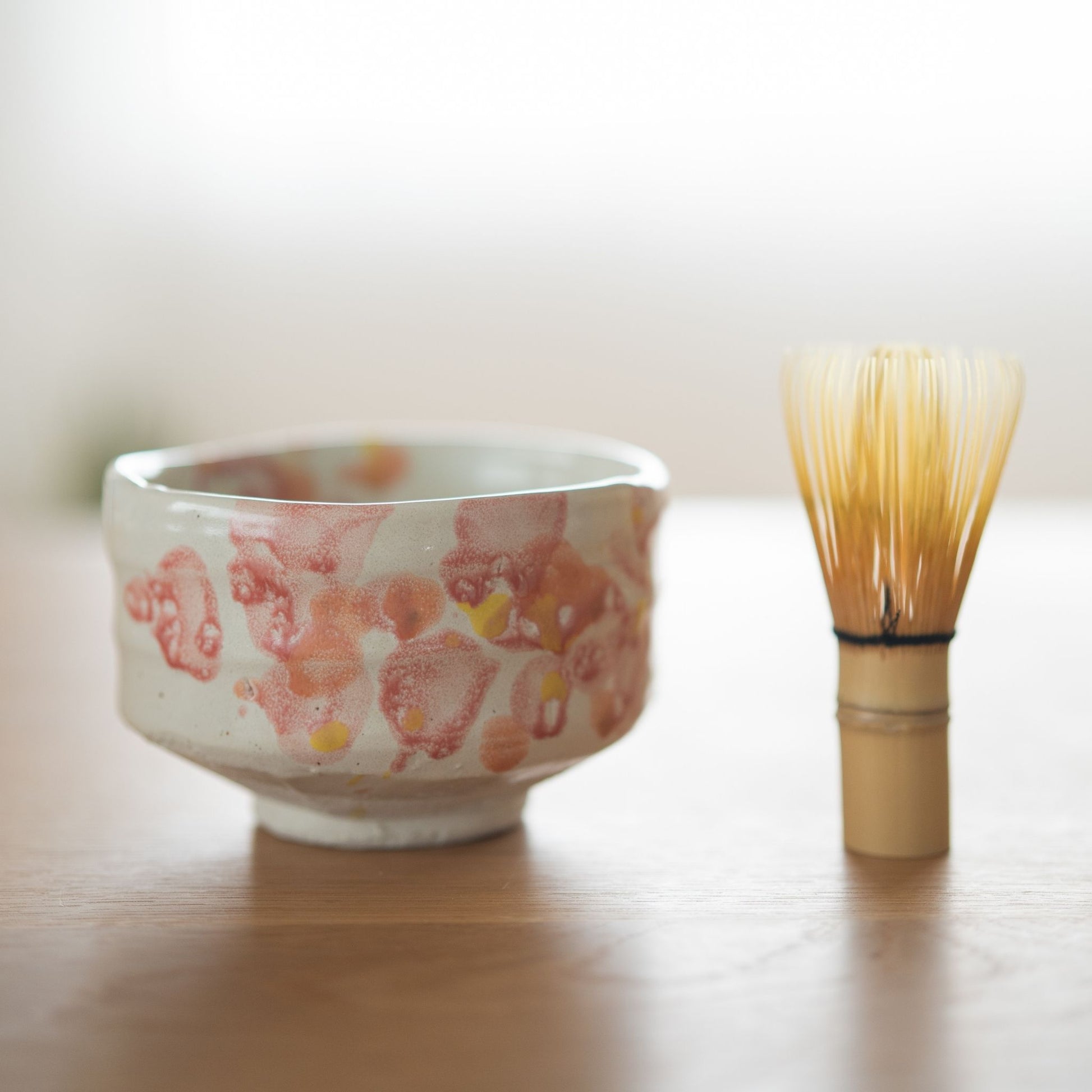 Shino-stel japansk matcha-skål "Blomst" | Håndlavet chawan-skål, der fremkalder forårsblomster