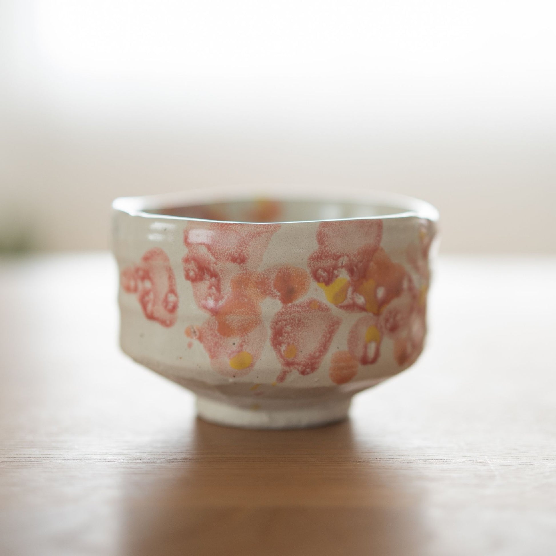 Håndlavet japansk matcha-skål "Blomst" | Kunstnerisk Shino chawan-skål med forårsblomsterdesign