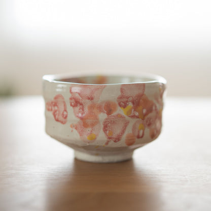 Håndlavet japansk matcha-skål "Blomst" | Kunstnerisk Shino chawan-skål med forårsblomsterdesign