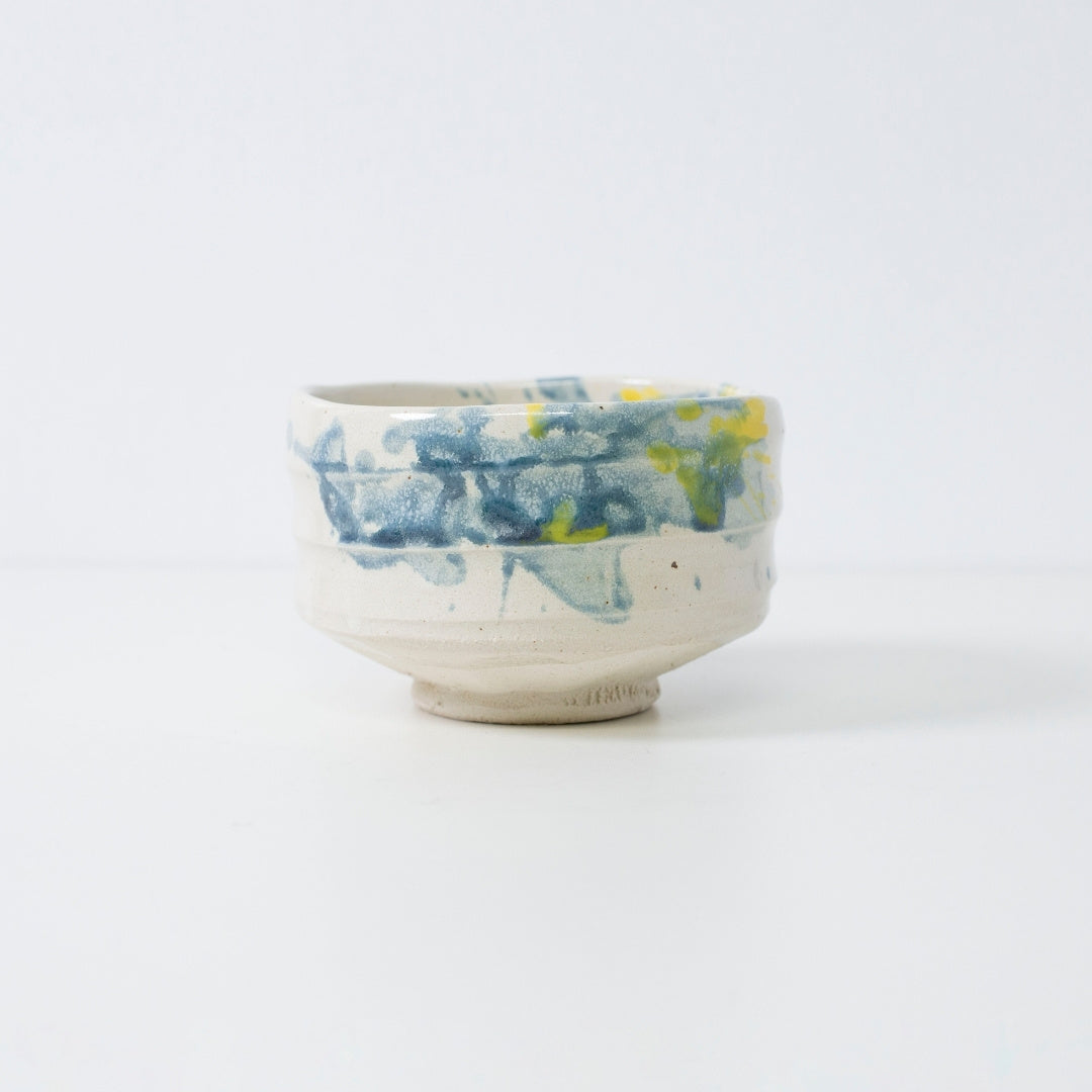 Japanische Matcha-Schale "Splash" mit blau-gelber Glasur, inspiriert von kühlem Sommer-Uchimizu.