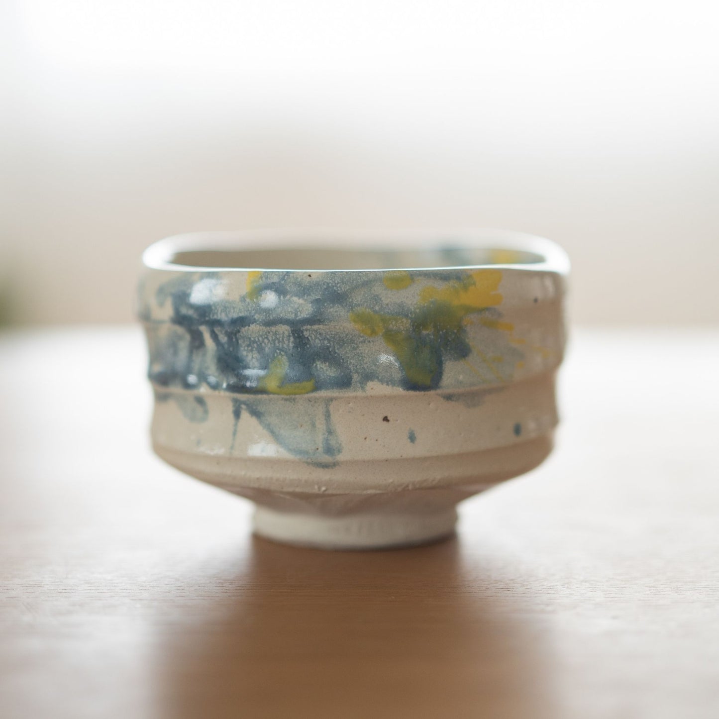 "Handgefertigte japanische Matcha-Schale „Splash“ | Shino Chawan Schale mit blau-gelbem Glasurdesign"