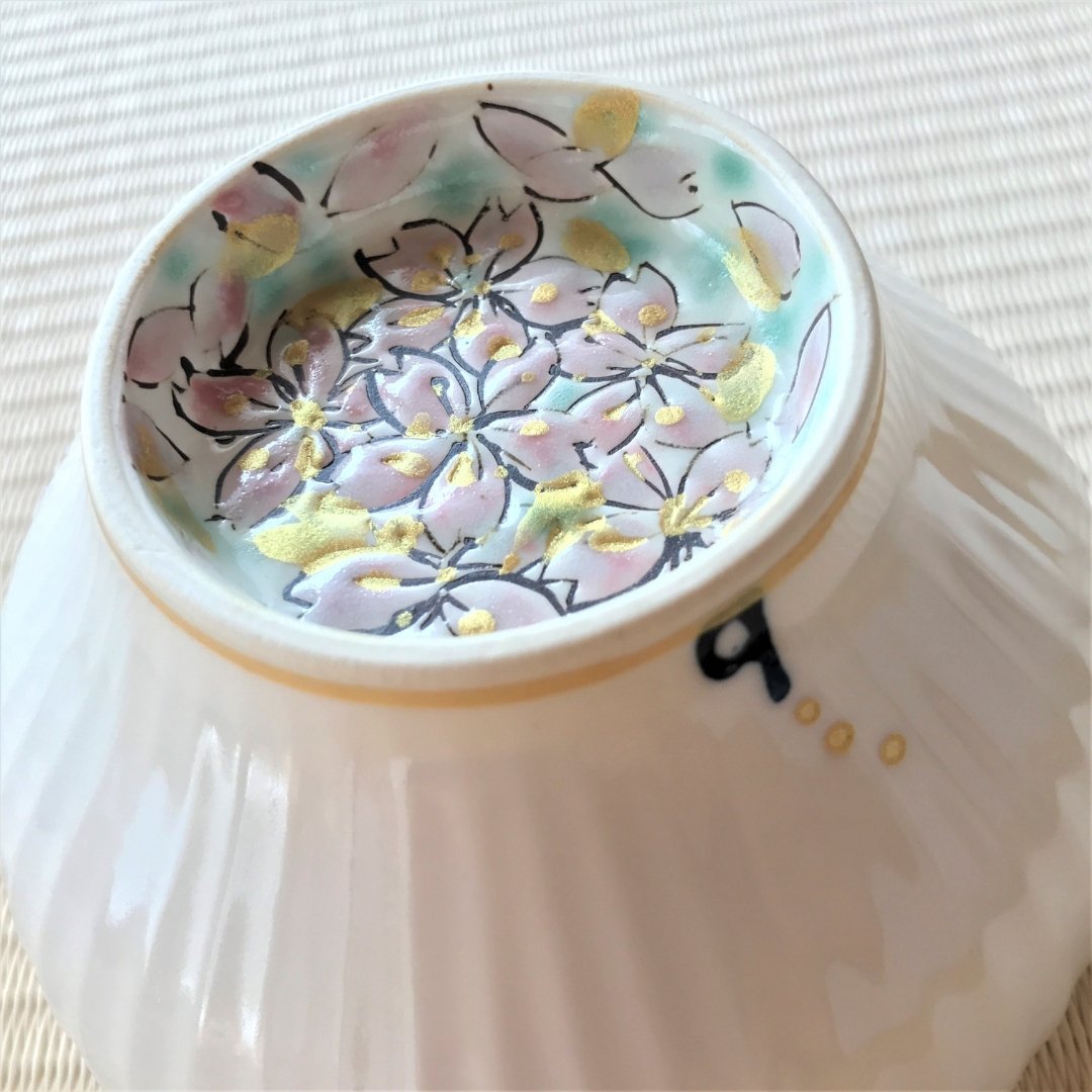 japansk matcha-skål "Waraku" Blomst fra Buzan Kiln, dekoreret med håndmalede sakura-blomster og gulddetaljer, fremstillet i Mino Ware-porcelæn til foråret.