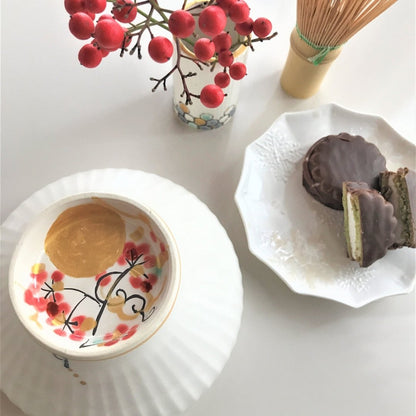 håndlavet japansk matcha-skål "Waraku" Måne fra Buzan Kiln, med et motiv af en guldmåne og efterårsfrugter, lavet i Mino Ware porcelæn til teceremonier.