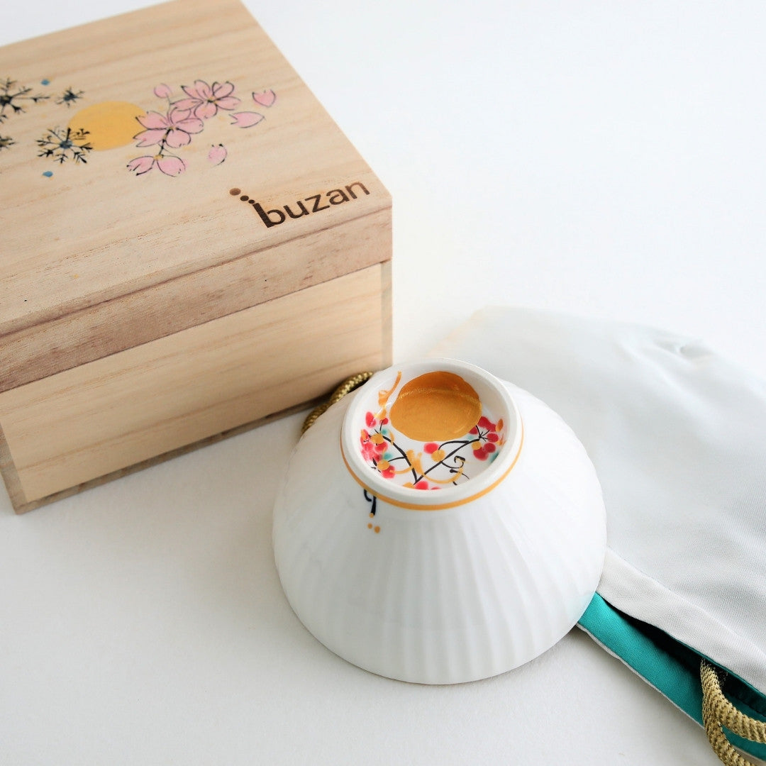 japansk matcha-skål "Waraku" Måne, håndlavet af Buzan Kiln, parret med en håndmalet trækasse og silkepose, perfekt som en luksuriøs te-ceremoni gave.