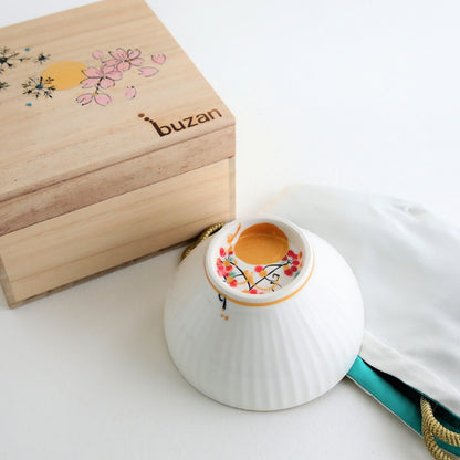 japansk matcha-skål "Waraku" Måne, håndlavet af Buzan Kiln, parret med en håndmalet trækasse og silkepose, perfekt som en luksuriøs te-ceremoni gave.