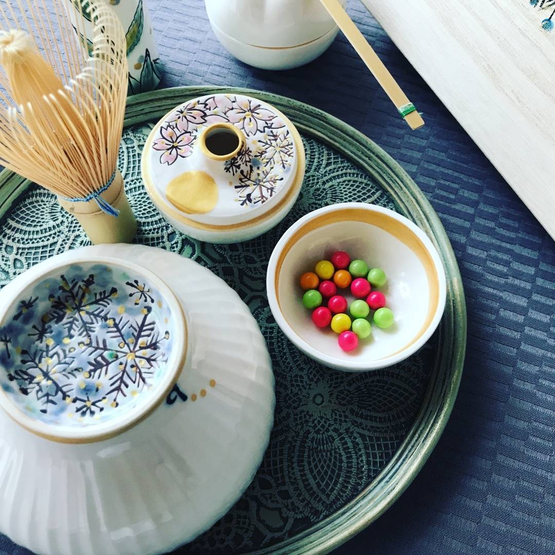 Japansk matcha-skål "Waraku" Snow fra Buzan Kiln, med et håndmalet snefnugsmotiv med sølvblå glasur, der symboliserer vinterens ro og renhed.