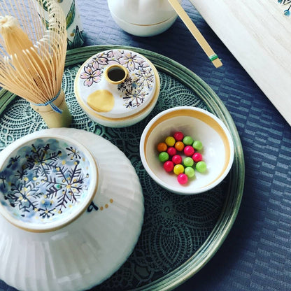 Japansk matcha-skål "Waraku" Snow fra Buzan Kiln, med et håndmalet snefnugsmotiv med sølvblå glasur, der symboliserer vinterens ro og renhed.