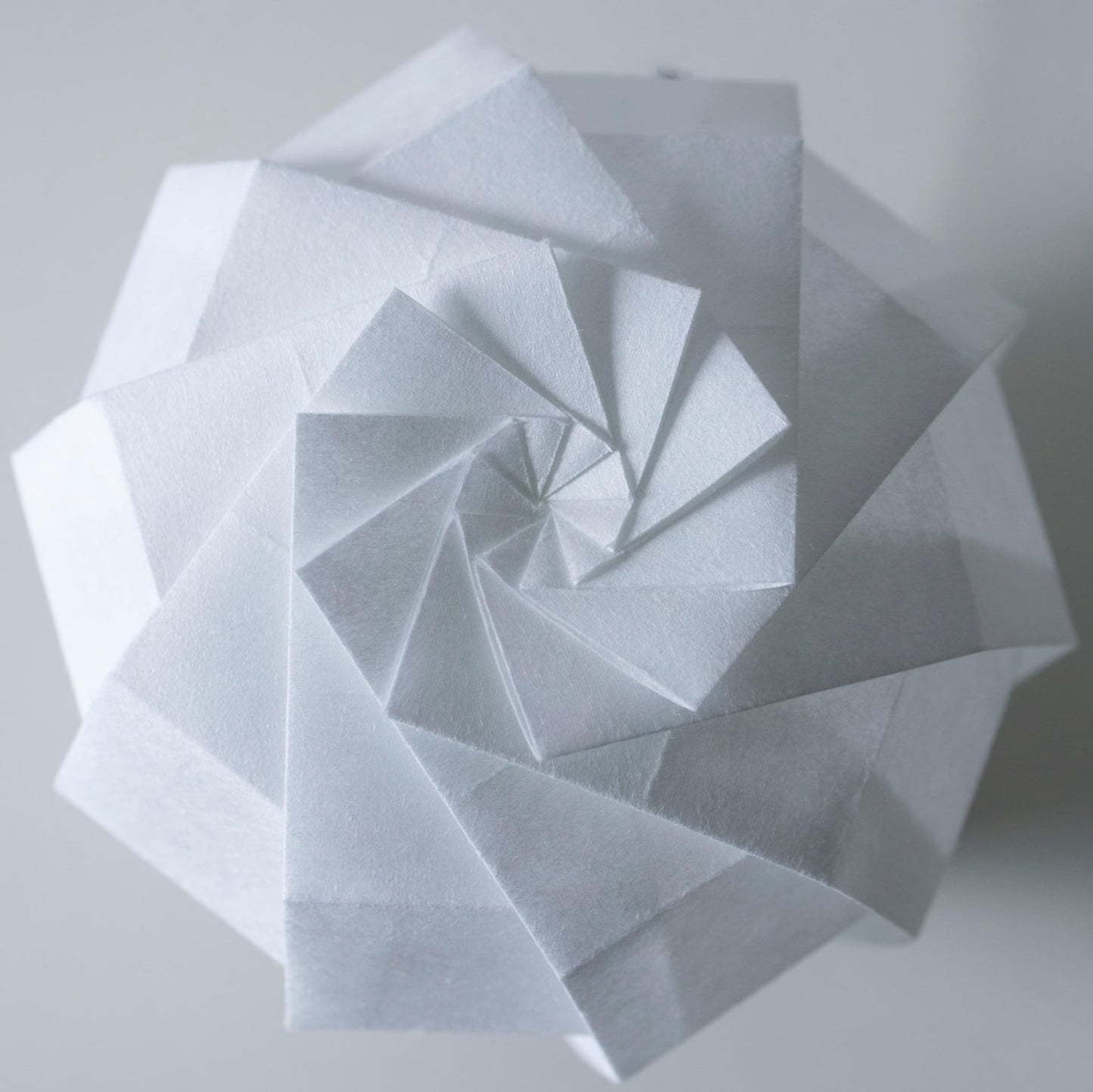 Unieke Japanse papieren frameloze lamp, vervaardigd met origami-technieken