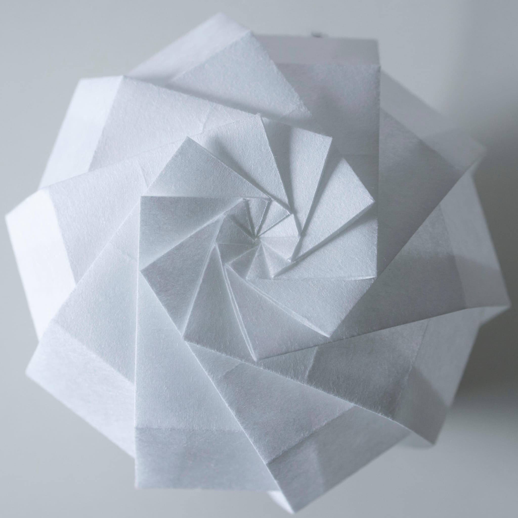Unieke Japanse papieren frameloze lamp, vervaardigd met origami-technieken