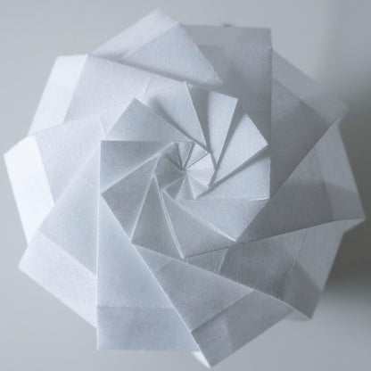Unieke Japanse papieren frameloze lamp, vervaardigd met origami-technieken