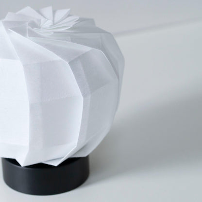 Uniek ontworpen Japanse papieren tafellamp, handgemaakt met origami techniek
