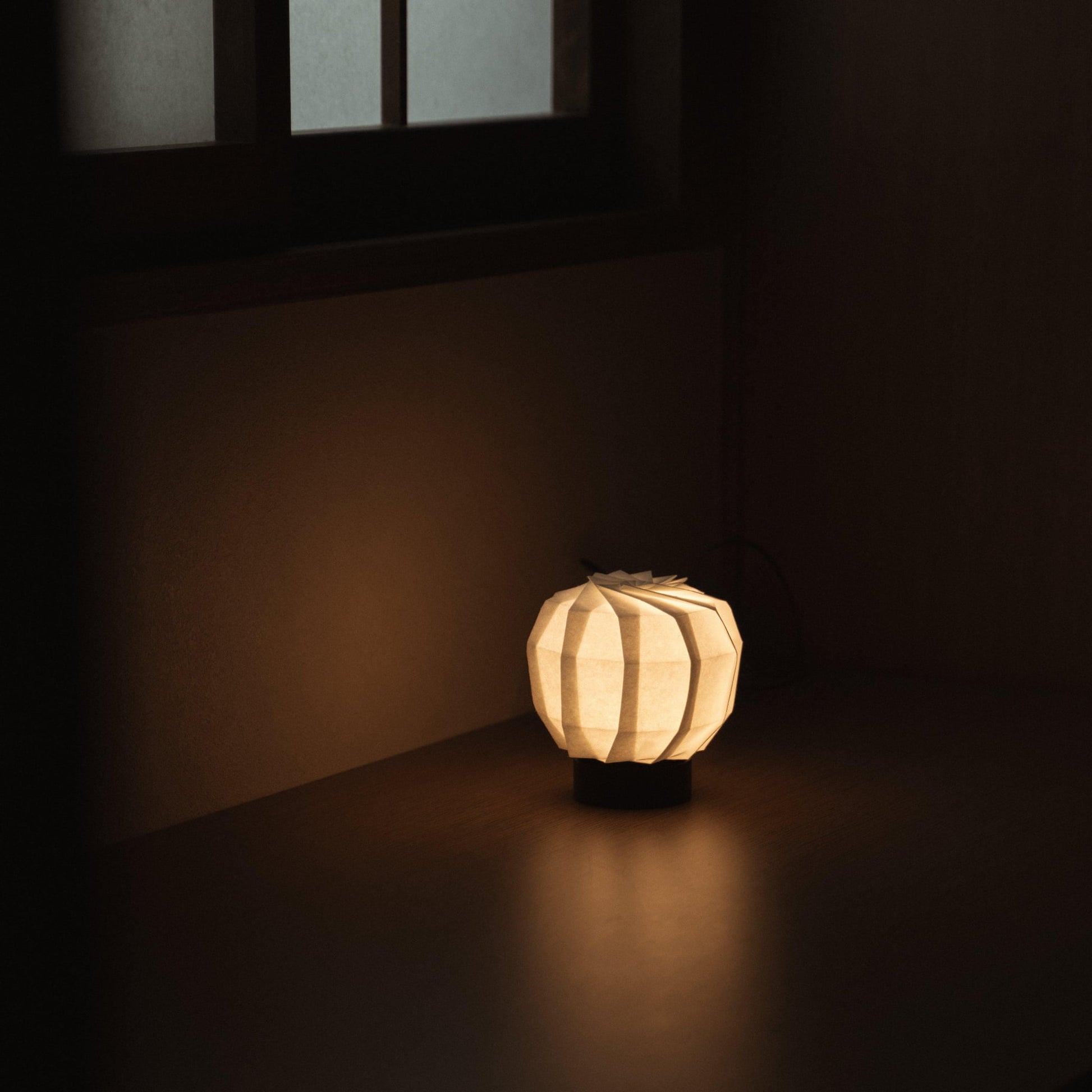 "Unieke Japanse papieren tafellamp, vervaardigd met origami-technieken, die een vleugje moderne elegantie en zachte verlichting toevoegt aan elke ruimte."