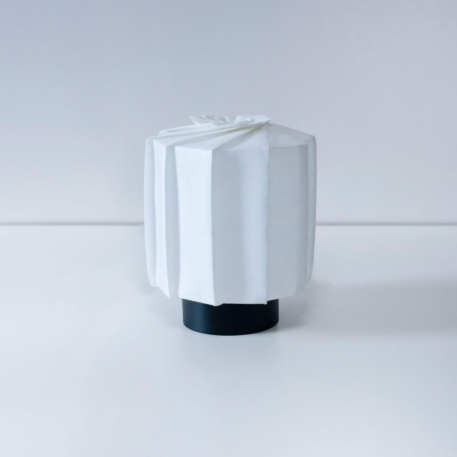 Unieke Japanse frameloze lamp, vervaardigd met origami-technieken