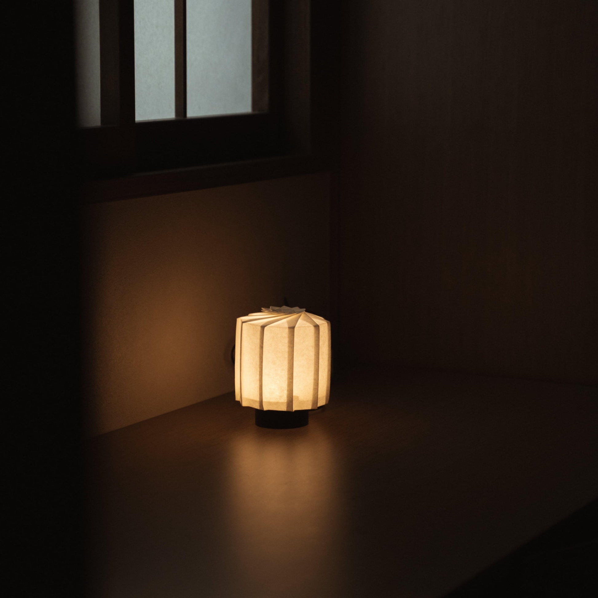"Unieke Japanse frameloze lamp, vervaardigd met origami-technieken, die een vleugje moderne elegantie en zachte verlichting toevoegt aan elke ruimte."