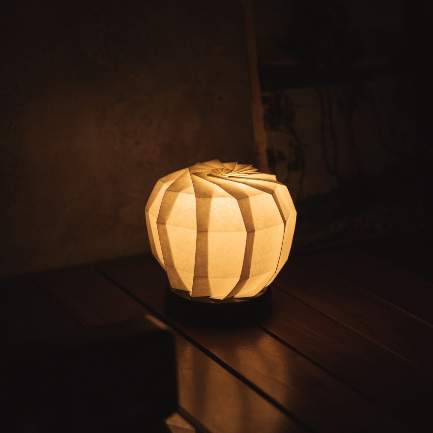 "Japanse Papieren Origami Tafellamp \"Bloem van Licht maru M\" Geplaatst op een Console Tafel in de Woonkamer"