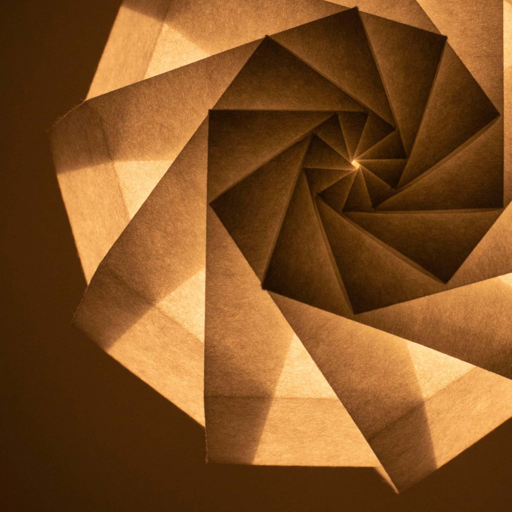 "Ontwerp van een unieke Japanse frameloze tafellamp, vervaardigd met origami-technieken, die een vleugje moderne elegantie en zachte verlichting toevoegt aan elke ruimte."