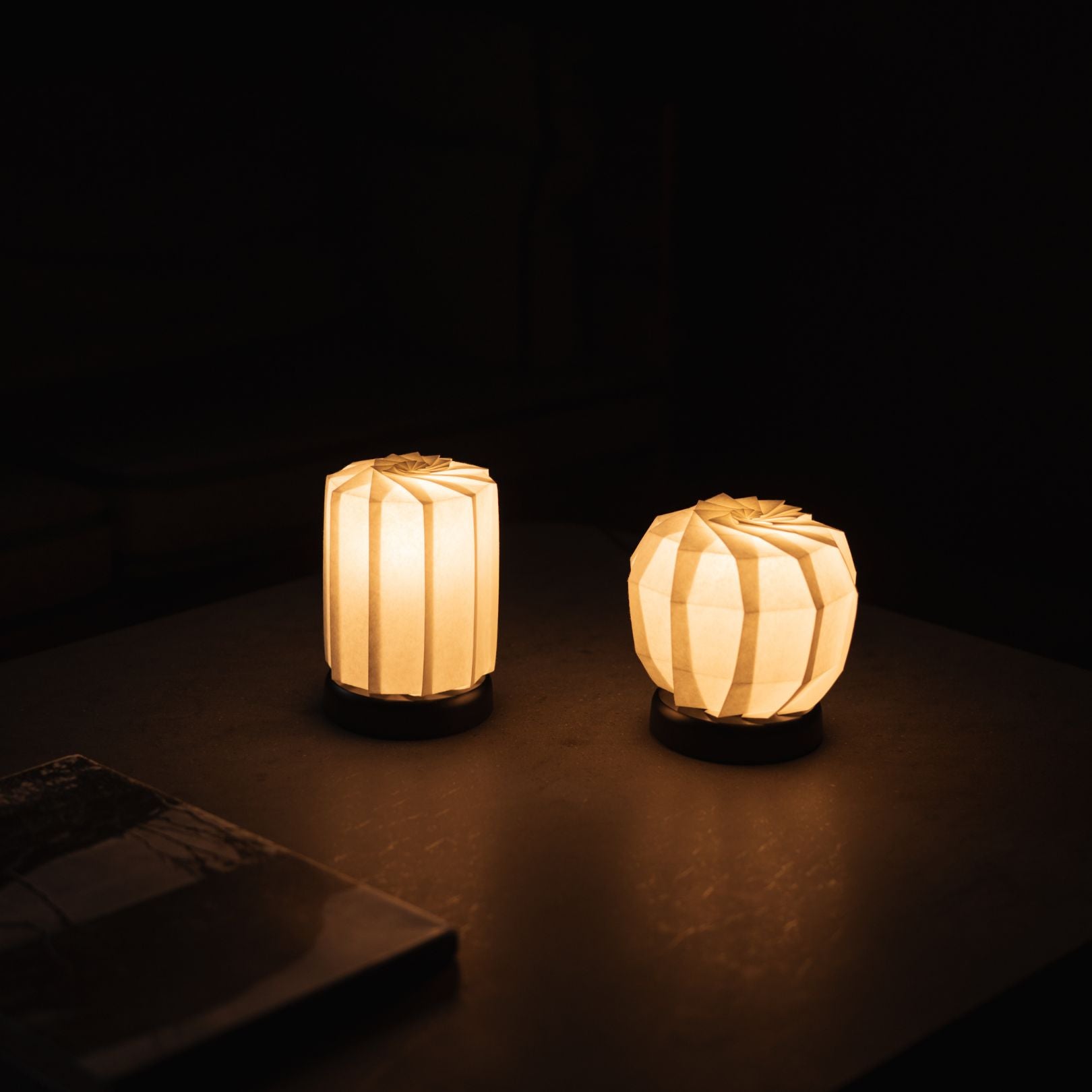 "Japanse \"Origami\" papieren lampen op een salontafel." 