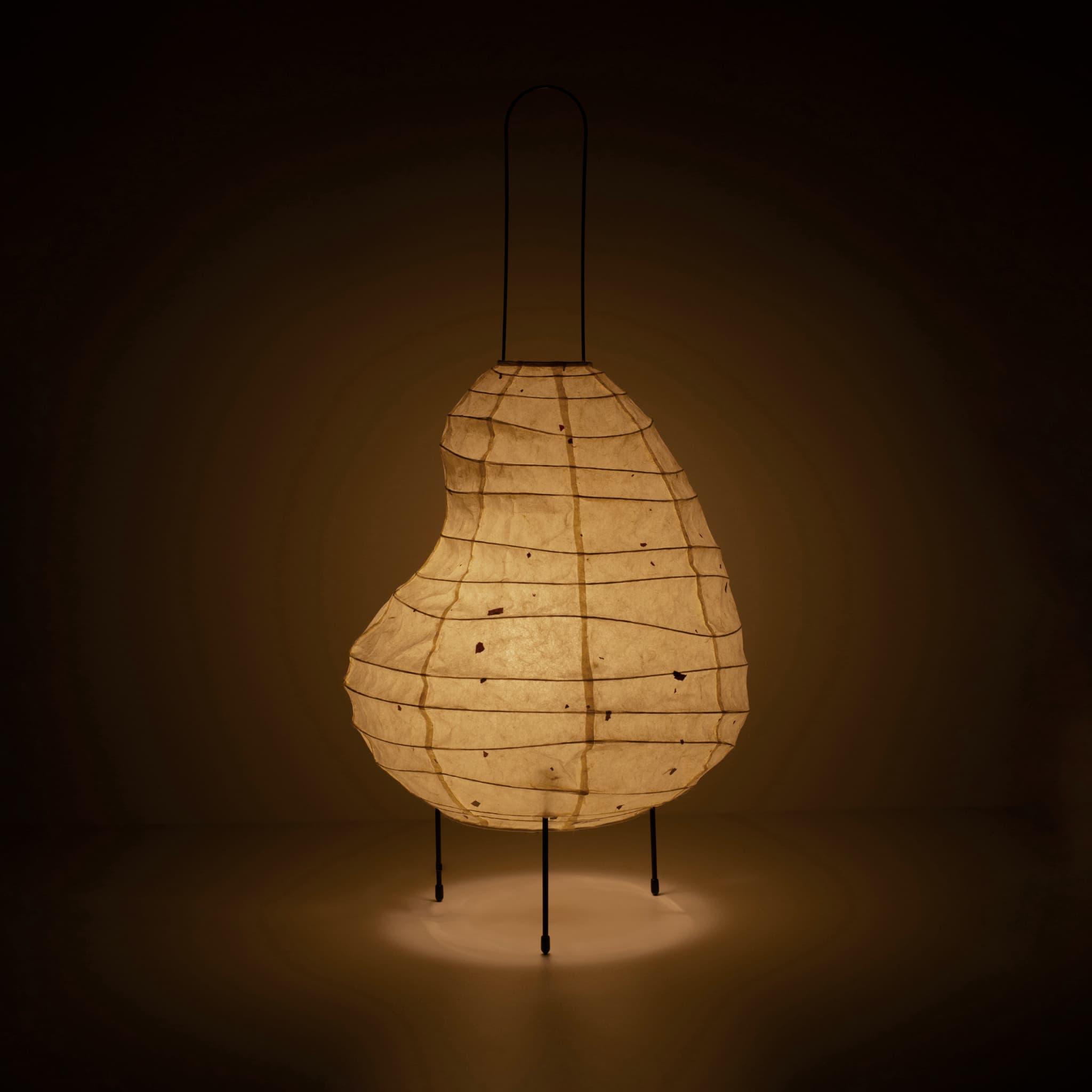 Lampe sur pied unique en forme de haricot, fabriquée avec des techniques de lanternes de Gifu et du papier Mino washi vieux de 1300 ans.