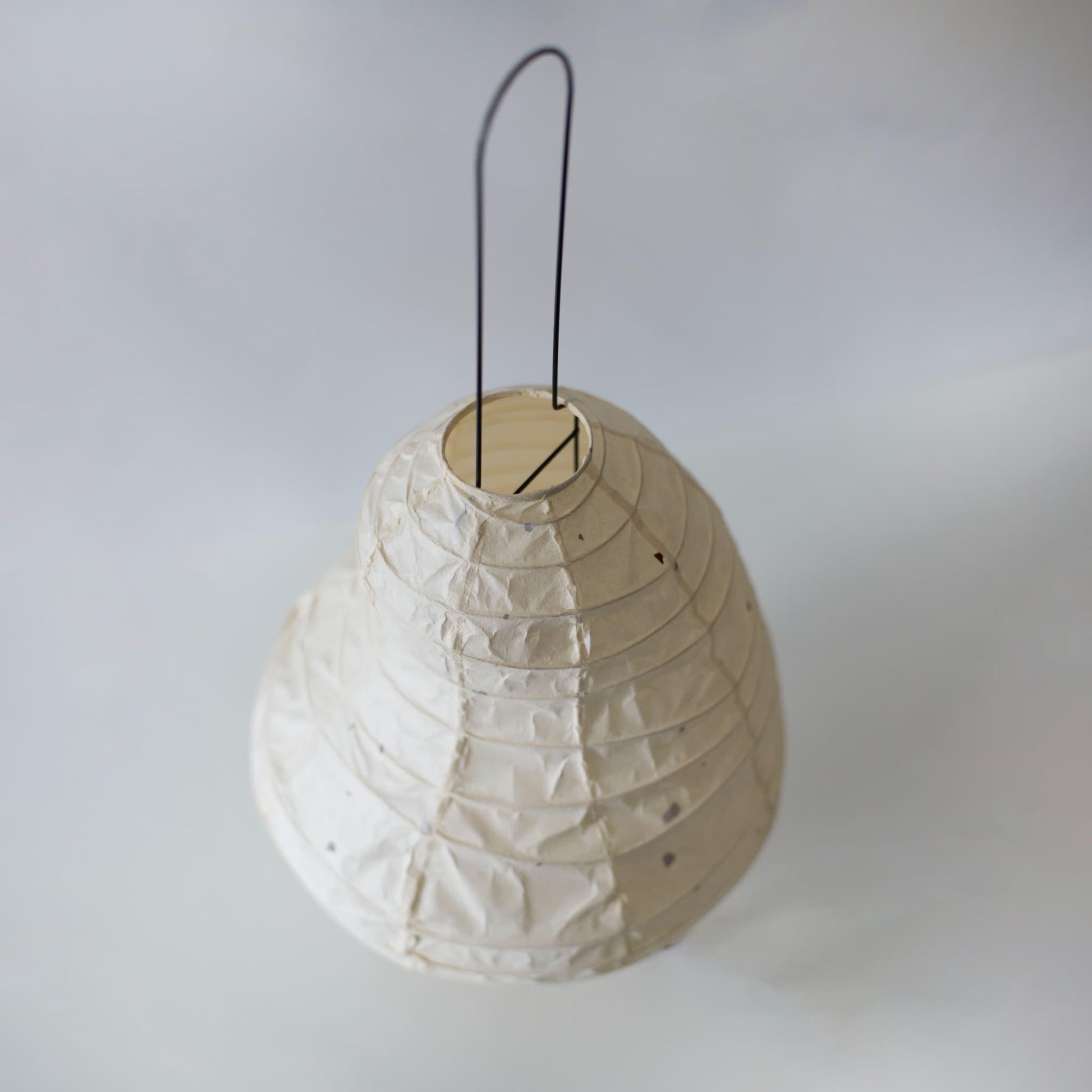 Lampe sur pied japonaise unique en papier, fabriquée à la main avec des techniques de lanternes de Gifu et du papier washi traditionnel, présentant un magnifique mélange d'héritage et de design moderne.