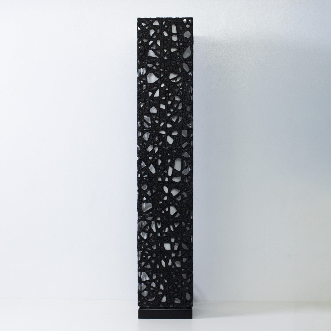 "Lampe sur pied en papier japonais noir ME-LOOK 01 par Hayashi Kogei, design élancé en colonne"