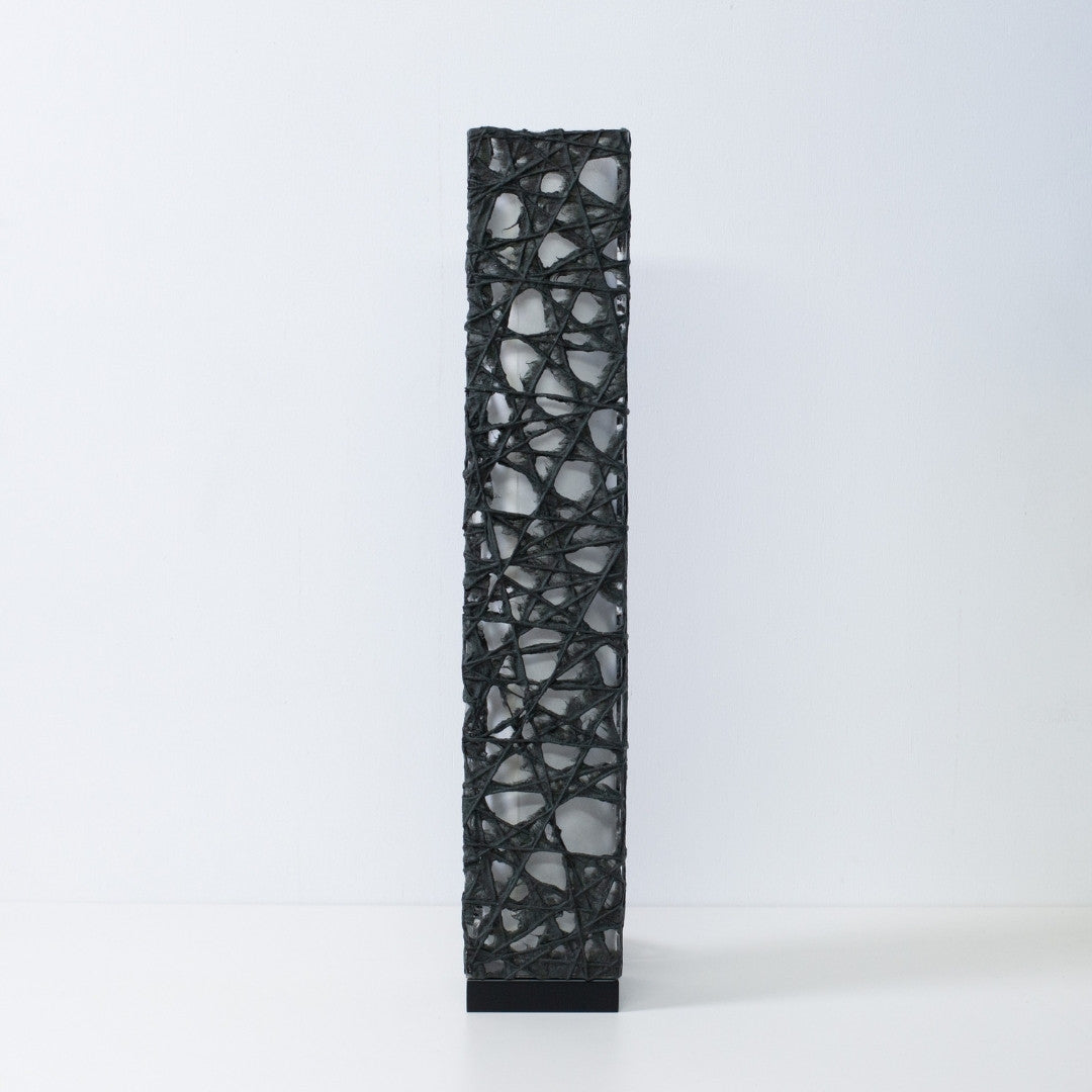 "Lampe sur pied japonaise en papier noir ME-LOOK 02 par Hayashi Kogei, lampe sur pied japonaise à colonne élancée"