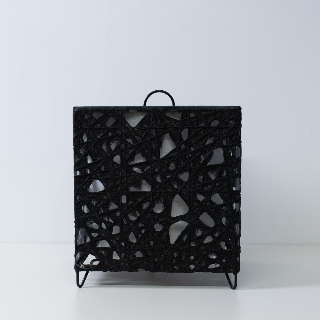 "Lampe sur pied japonaise en papier noir ME-LOOK 03 par Hayashi Kogei, lampe sur pied japonaise cube"