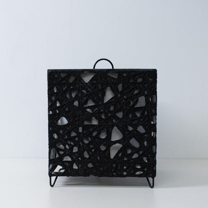 "Lampe sur pied japonaise en papier noir ME-LOOK 03 par Hayashi Kogei, lampe sur pied japonaise cube"