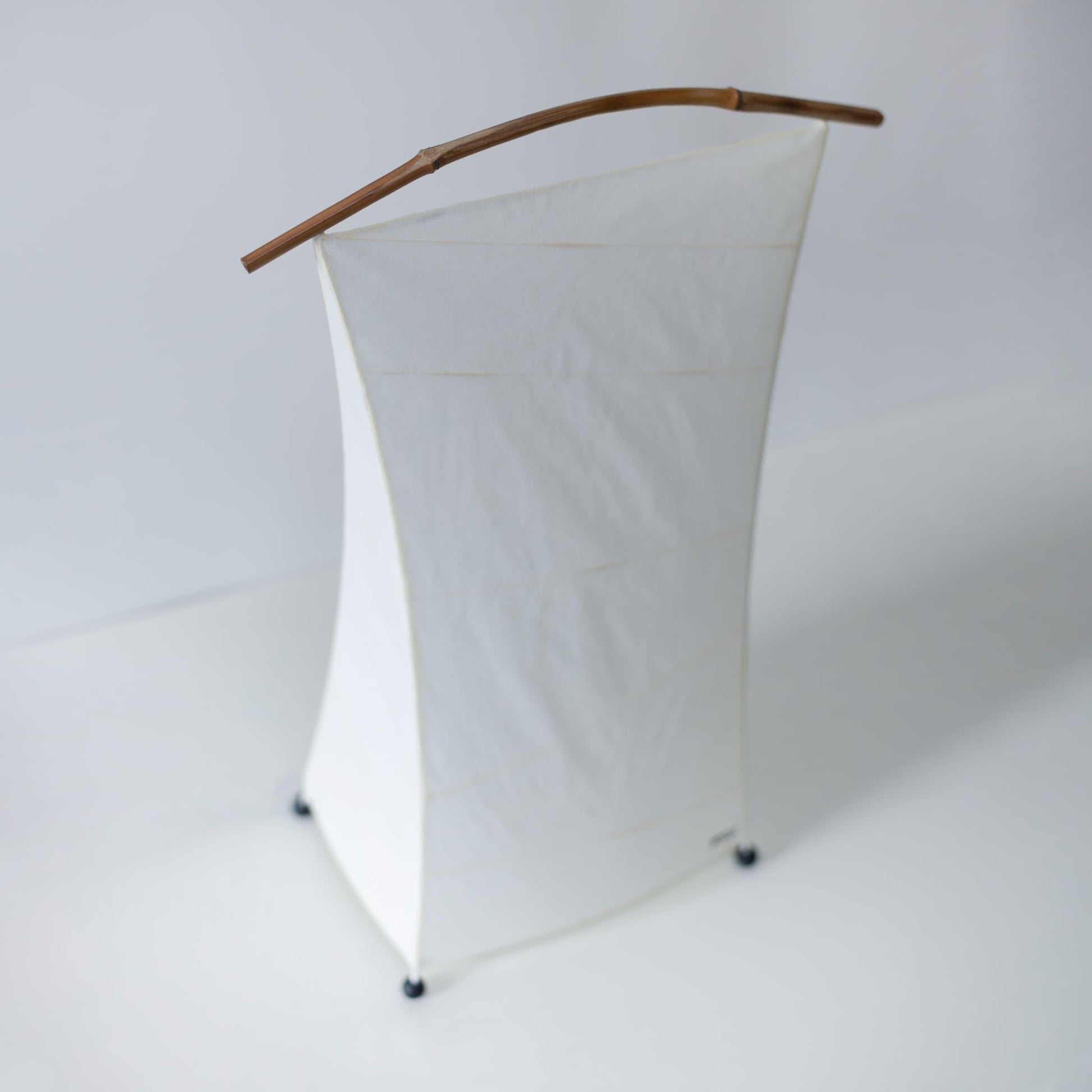 Vue de dessus de la lampe de sol japonaise en papier « NOW » sur fond blanc
