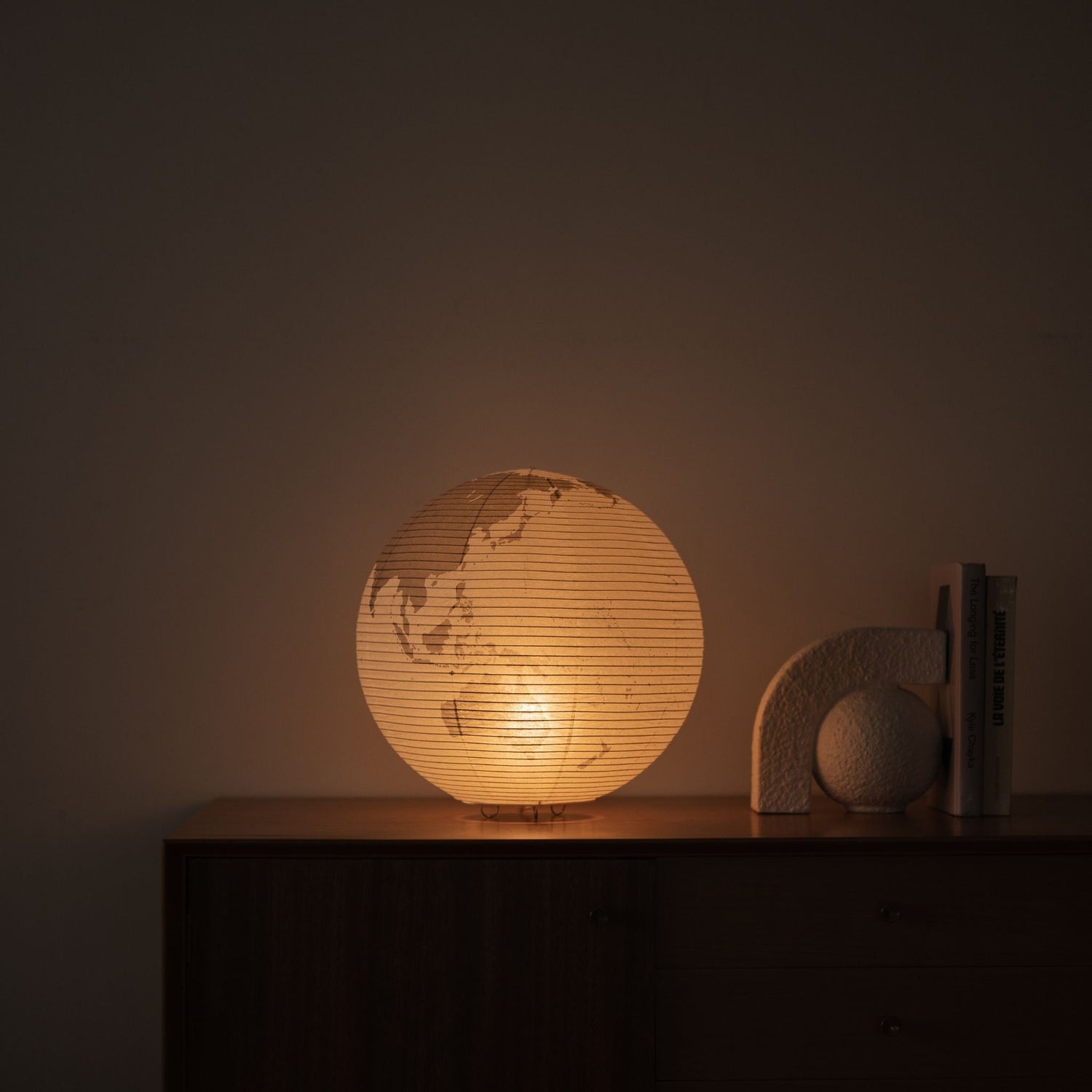 "Lampe de sol japonaise en papier Paper Moon 05G – Lampe Washi Carte du Monde pour intérieurs style Japandi"