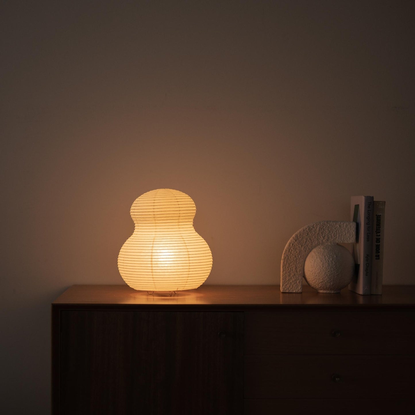 "Lampe de sol japonaise en papier Paper Moon 02 – Lampe Washi courbée pour salon Japandi"