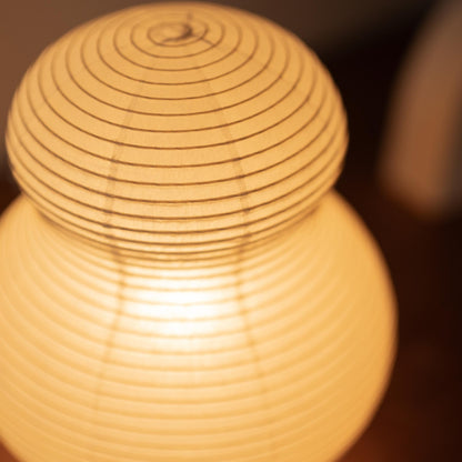 "Lampe de sol japonaise en papier Paper Moon 02 – Lampe Washi courbée pour chambre Japandi"